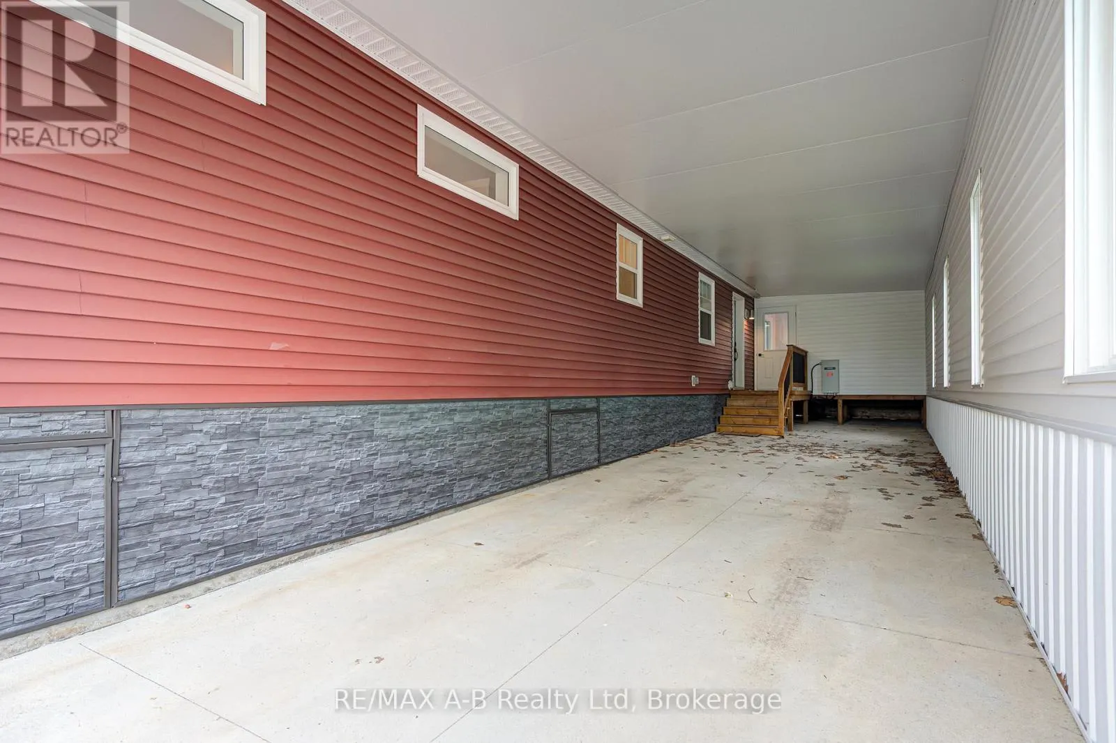 975 - 316489 31ST LINE, #975