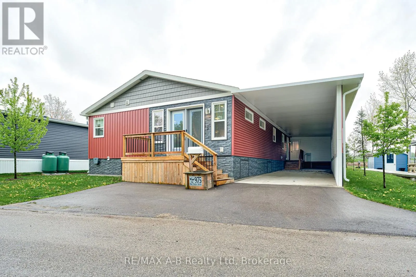 975 - 316489 31ST LINE, #975