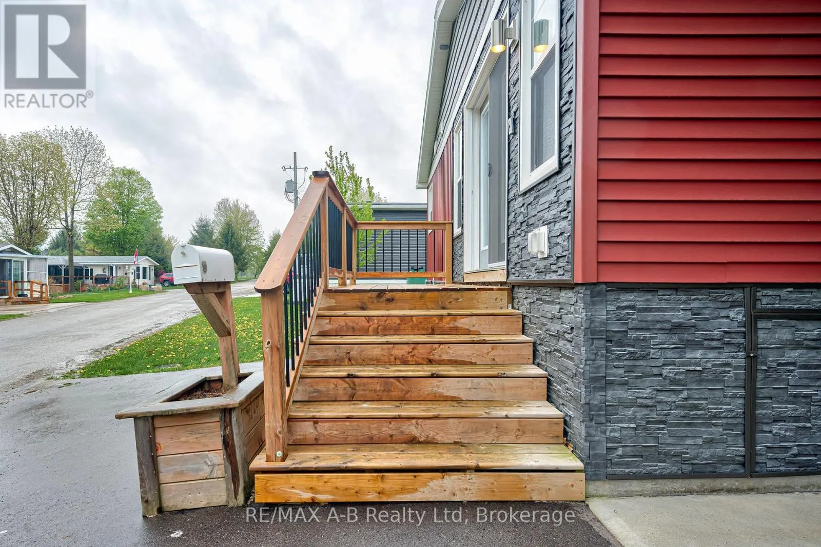 975 - 316489 31ST LINE, #975