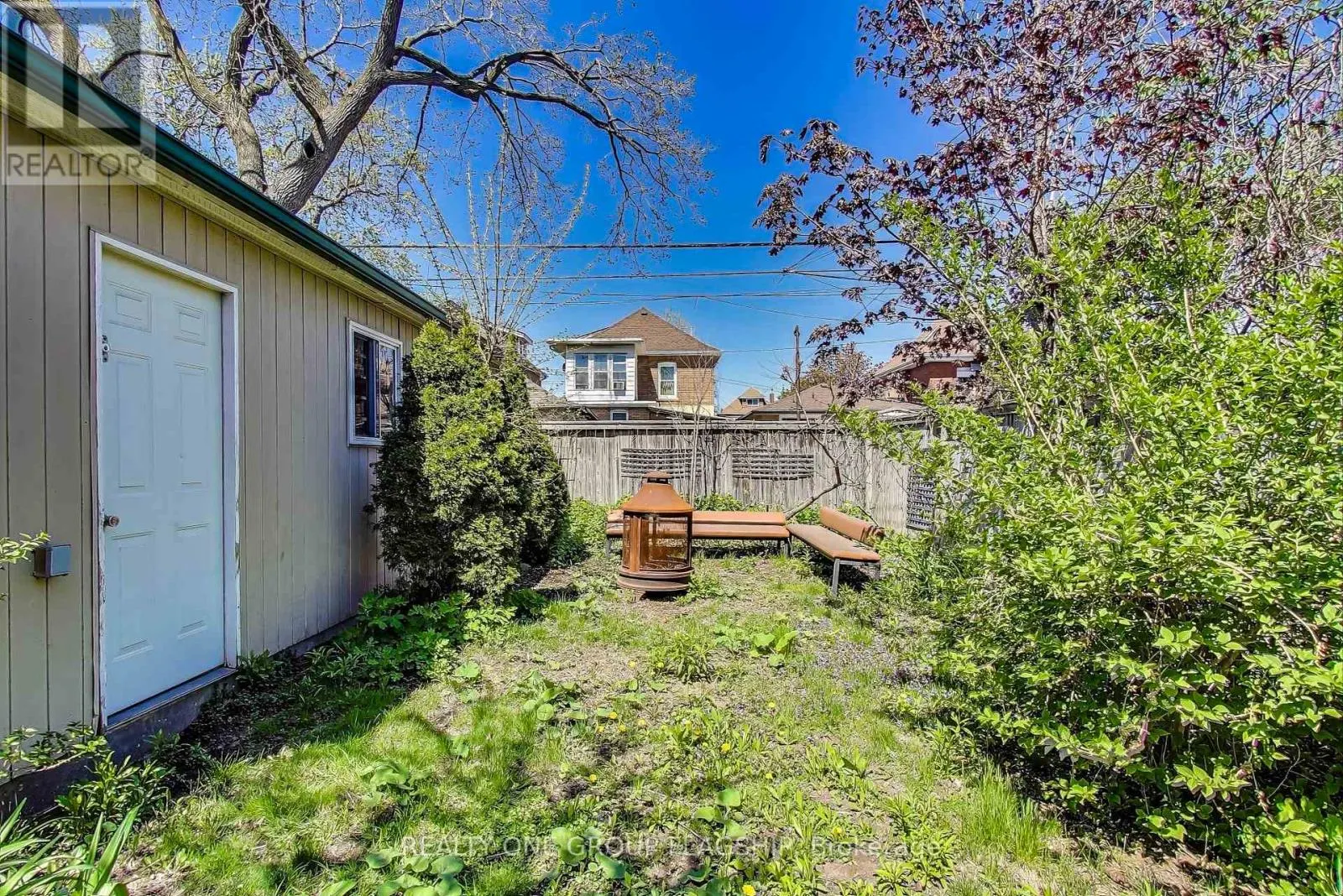23 ROSSLYN AVENUE N