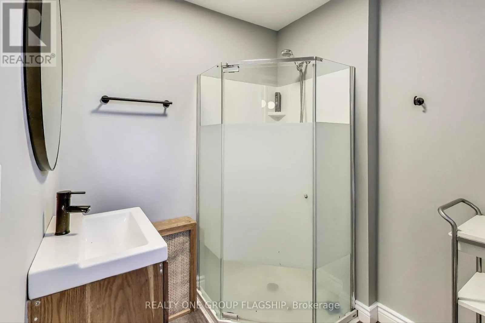 23 ROSSLYN AVENUE N