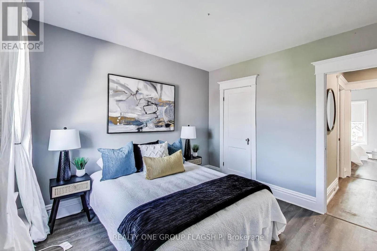 23 ROSSLYN AVENUE N