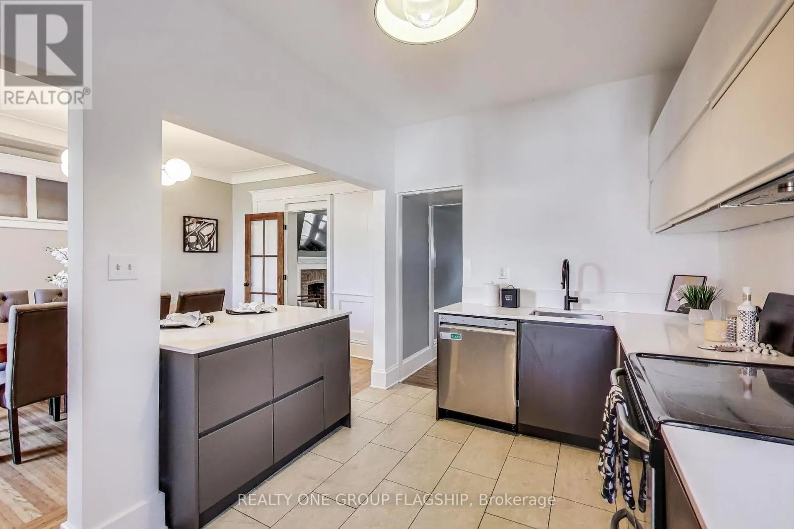 23 ROSSLYN AVENUE N