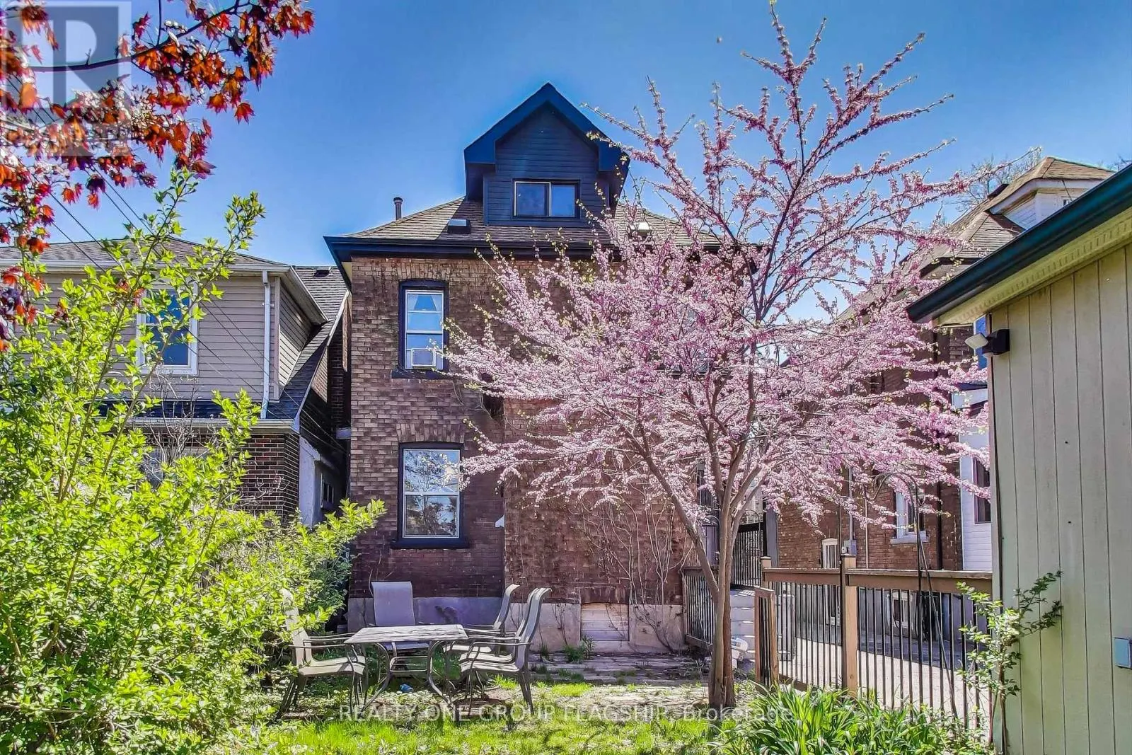 23 ROSSLYN AVENUE N