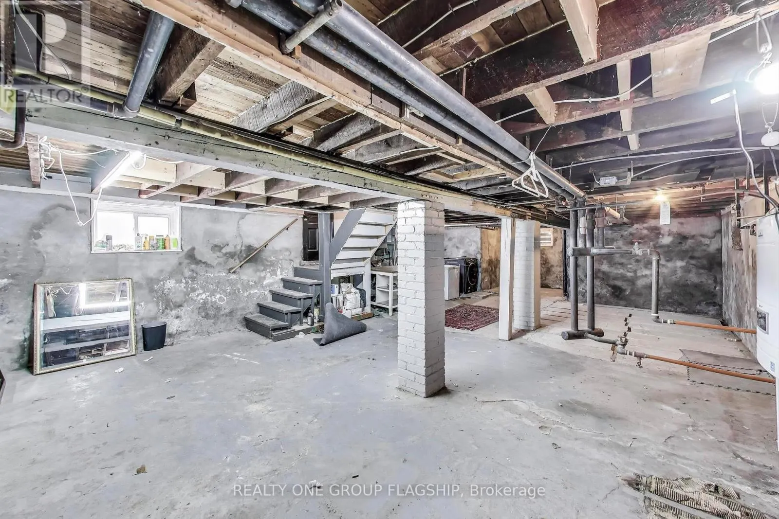 23 ROSSLYN AVENUE N