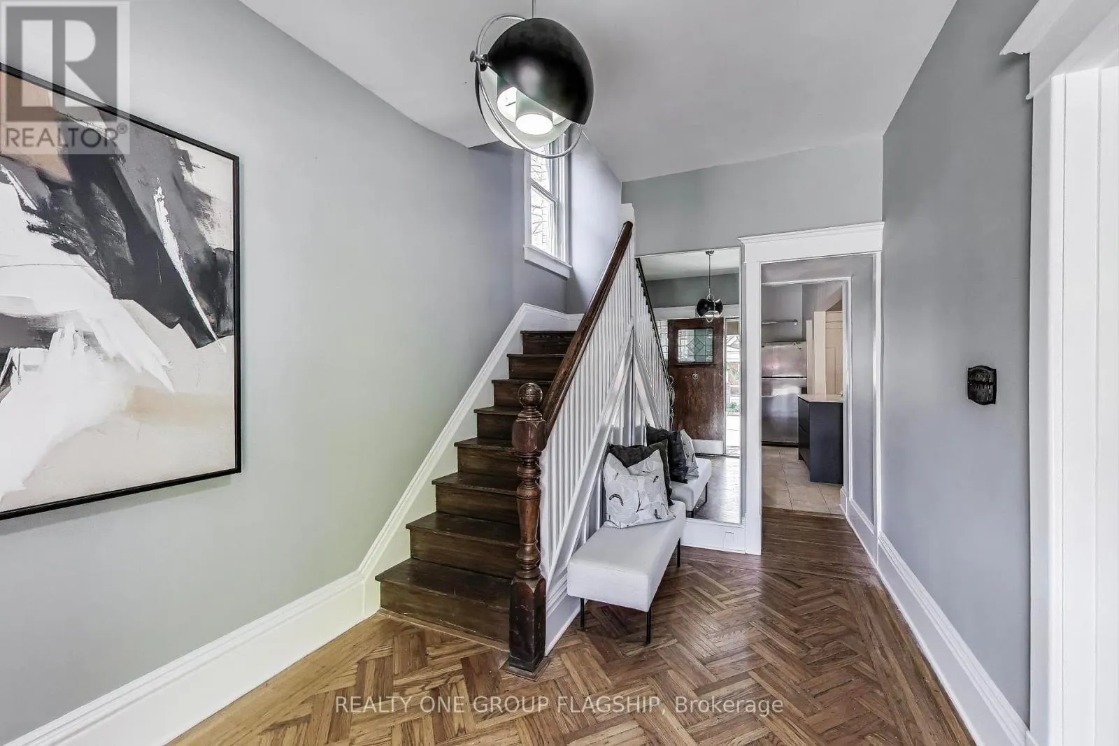 23 ROSSLYN AVENUE N