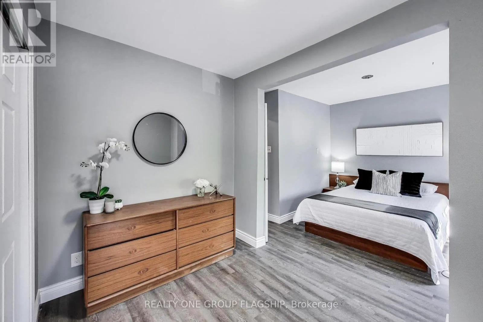 23 ROSSLYN AVENUE N