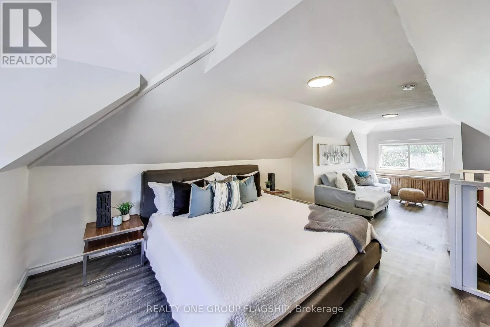 23 ROSSLYN AVENUE N