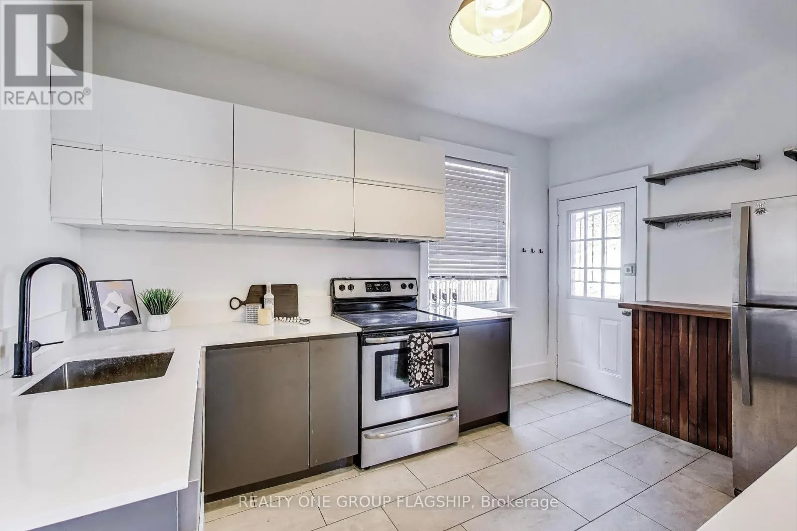 23 ROSSLYN AVENUE N