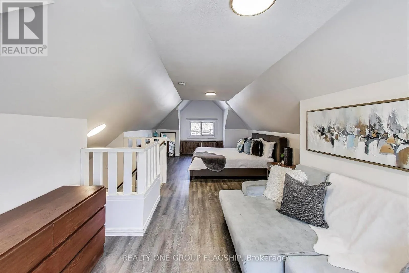 23 ROSSLYN AVENUE N