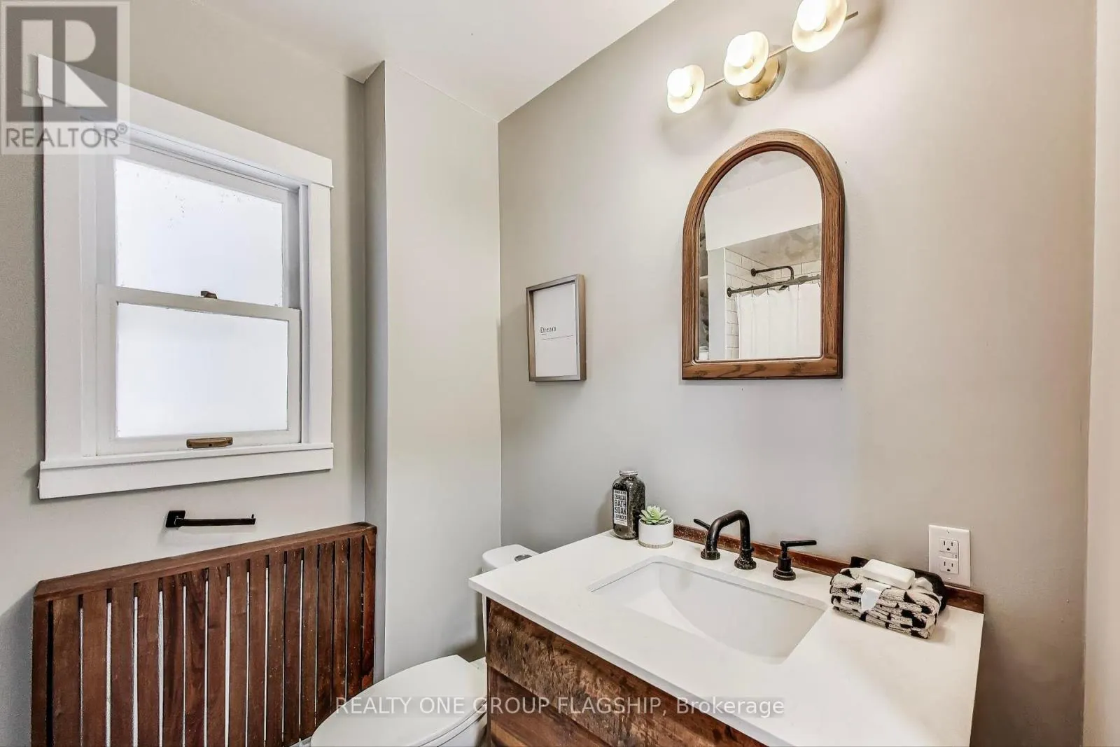 23 ROSSLYN AVENUE N