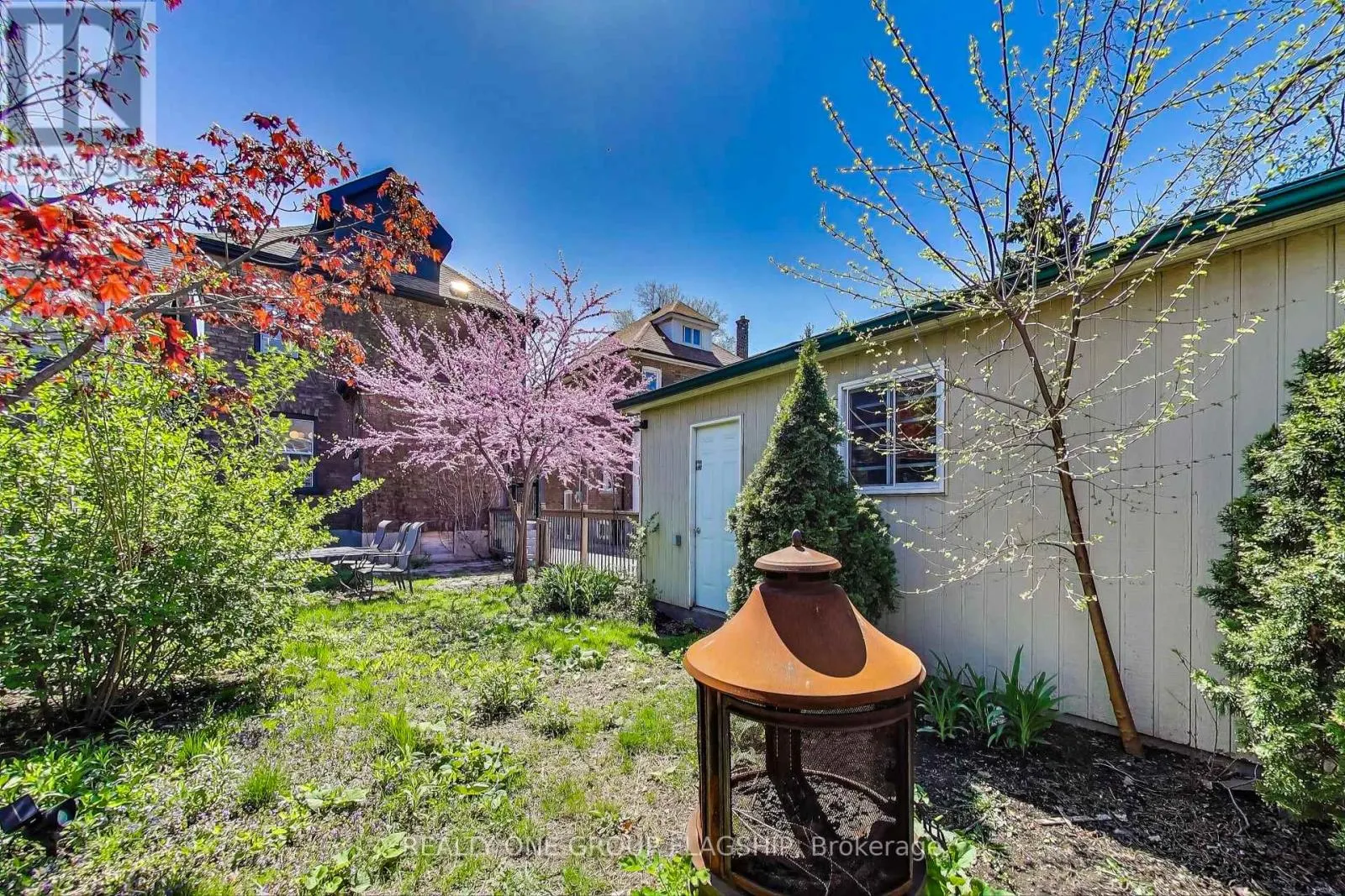 23 ROSSLYN AVENUE N
