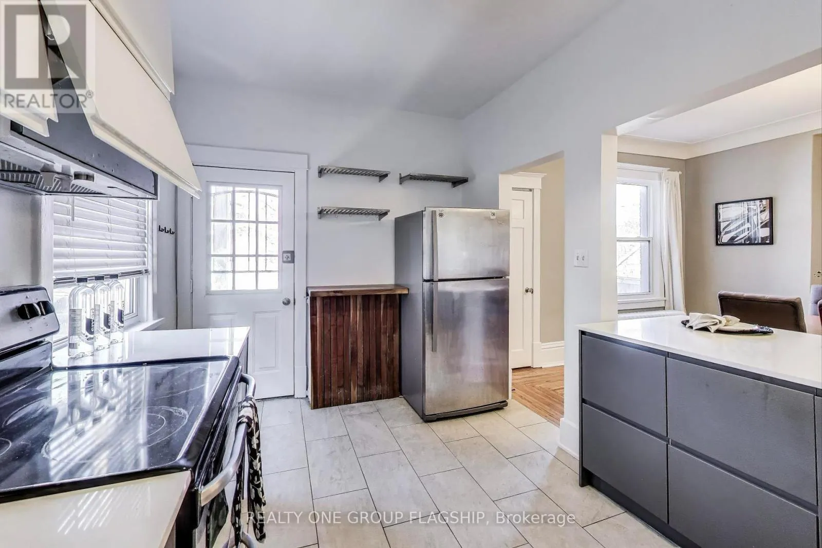 23 ROSSLYN AVENUE N