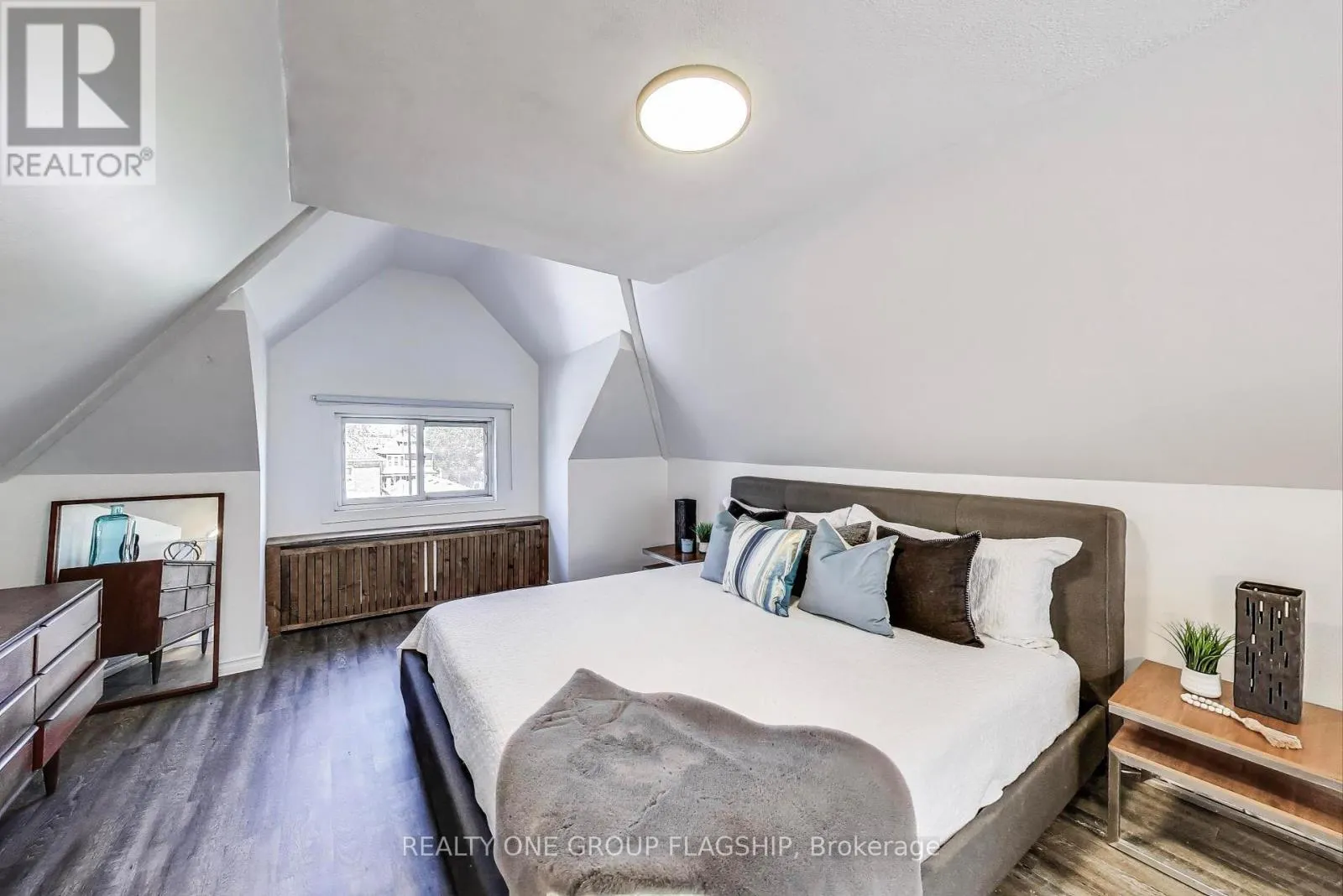 23 ROSSLYN AVENUE N