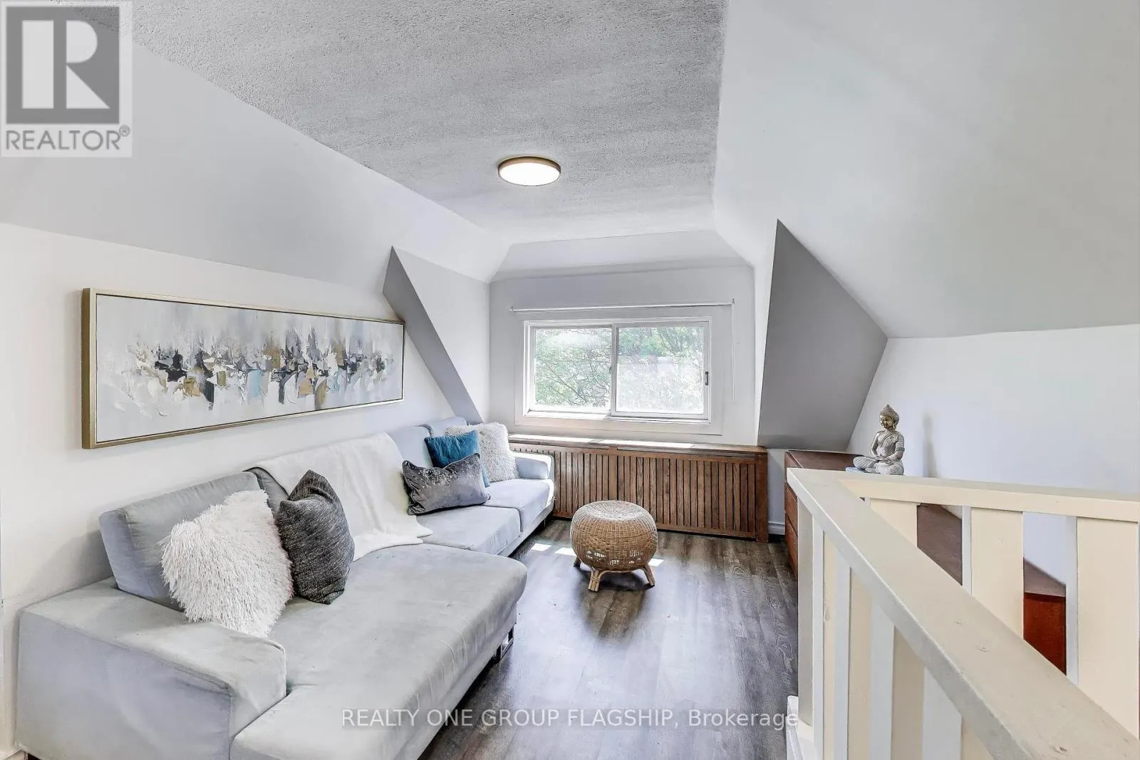 23 ROSSLYN AVENUE N