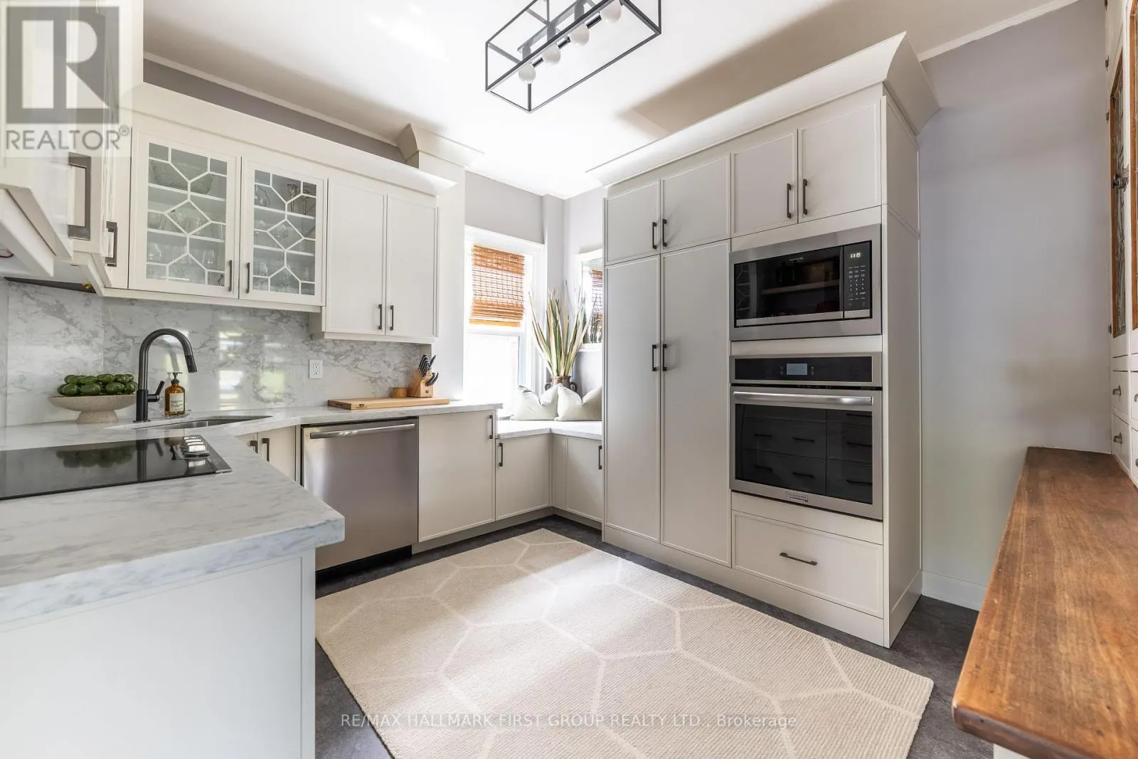 174 KING STREET W