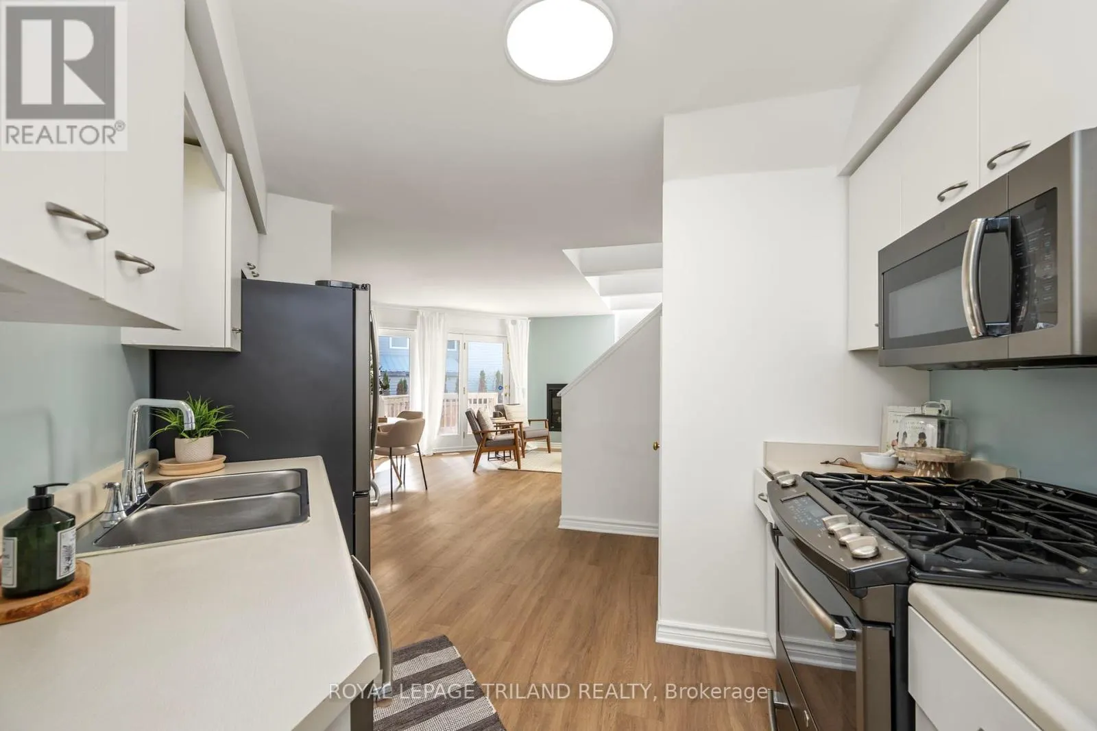 3 - 374 EDITH CAVELL BOULEVARD, #3