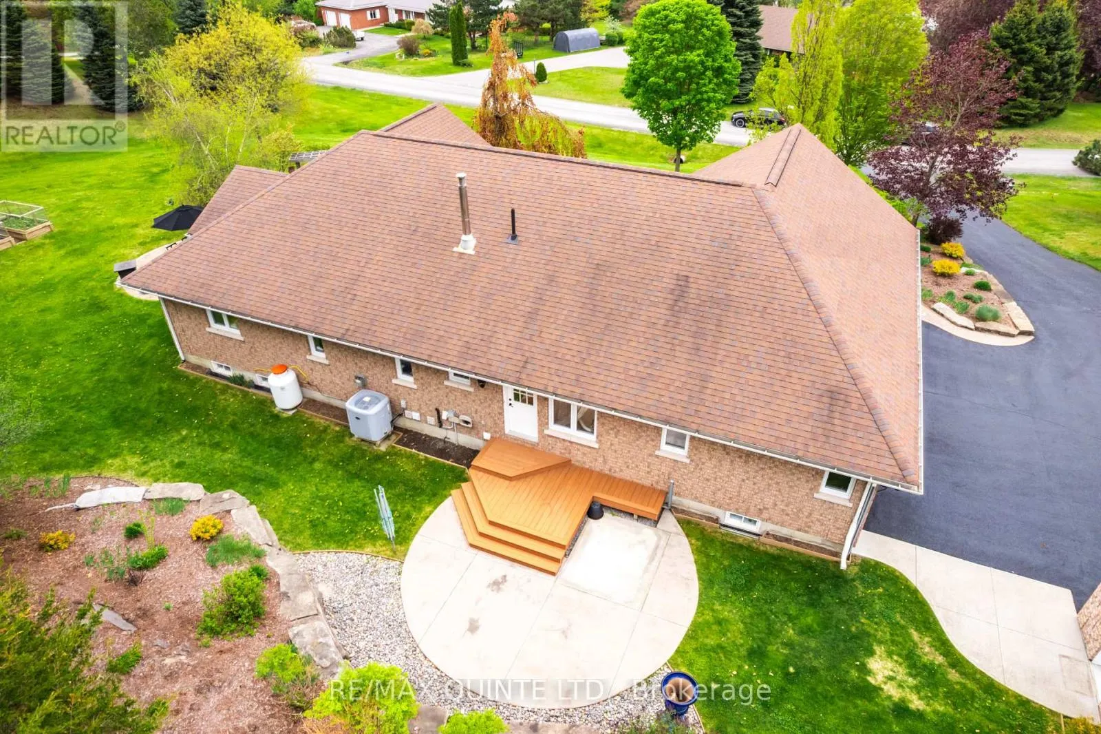 38 OAKRIDGE DRIVE