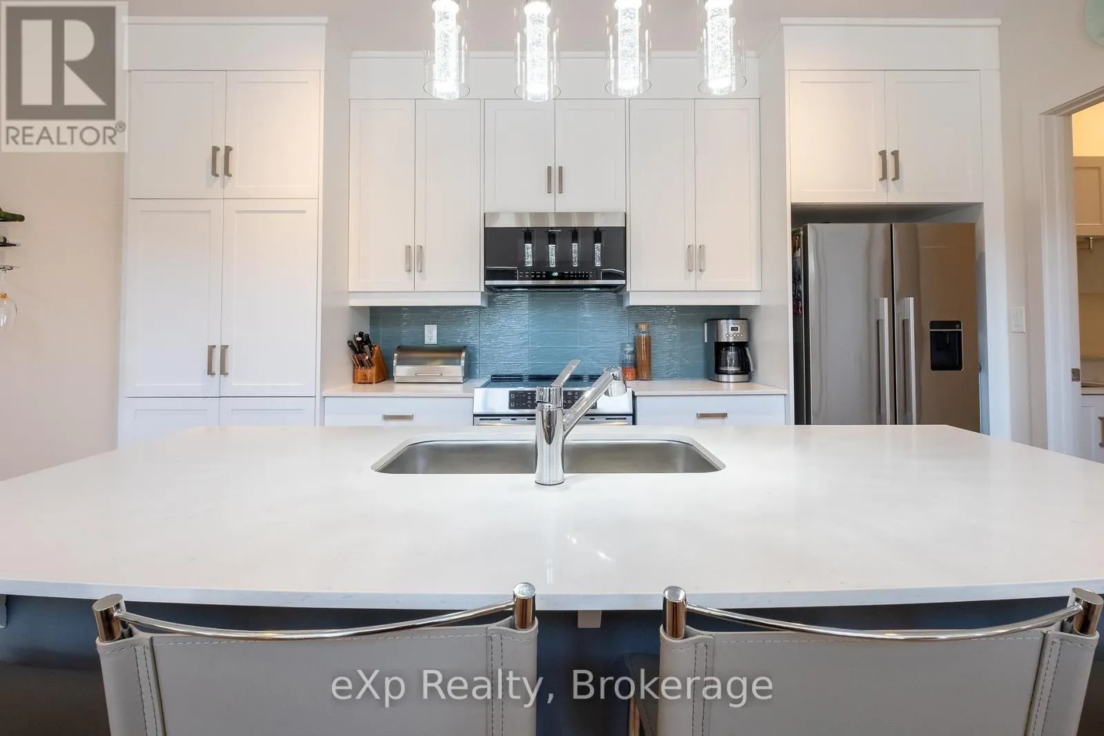 300 SANDPIPER LANE