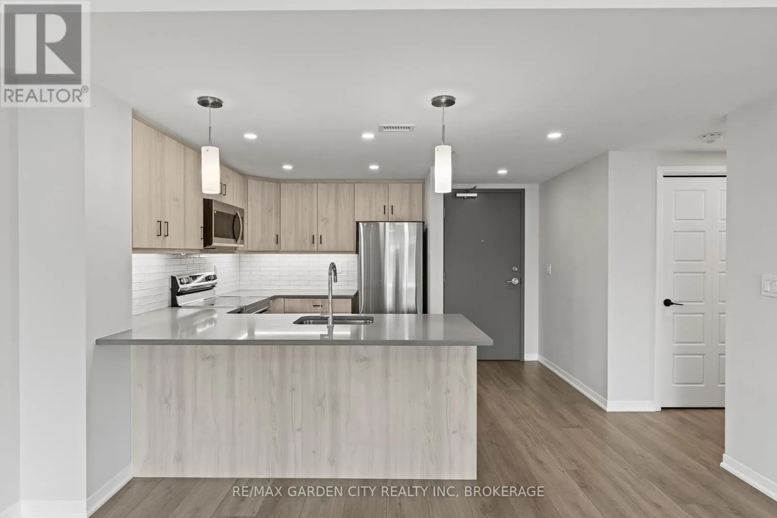 305 - 3998 VICTORIA AVENUE, #305