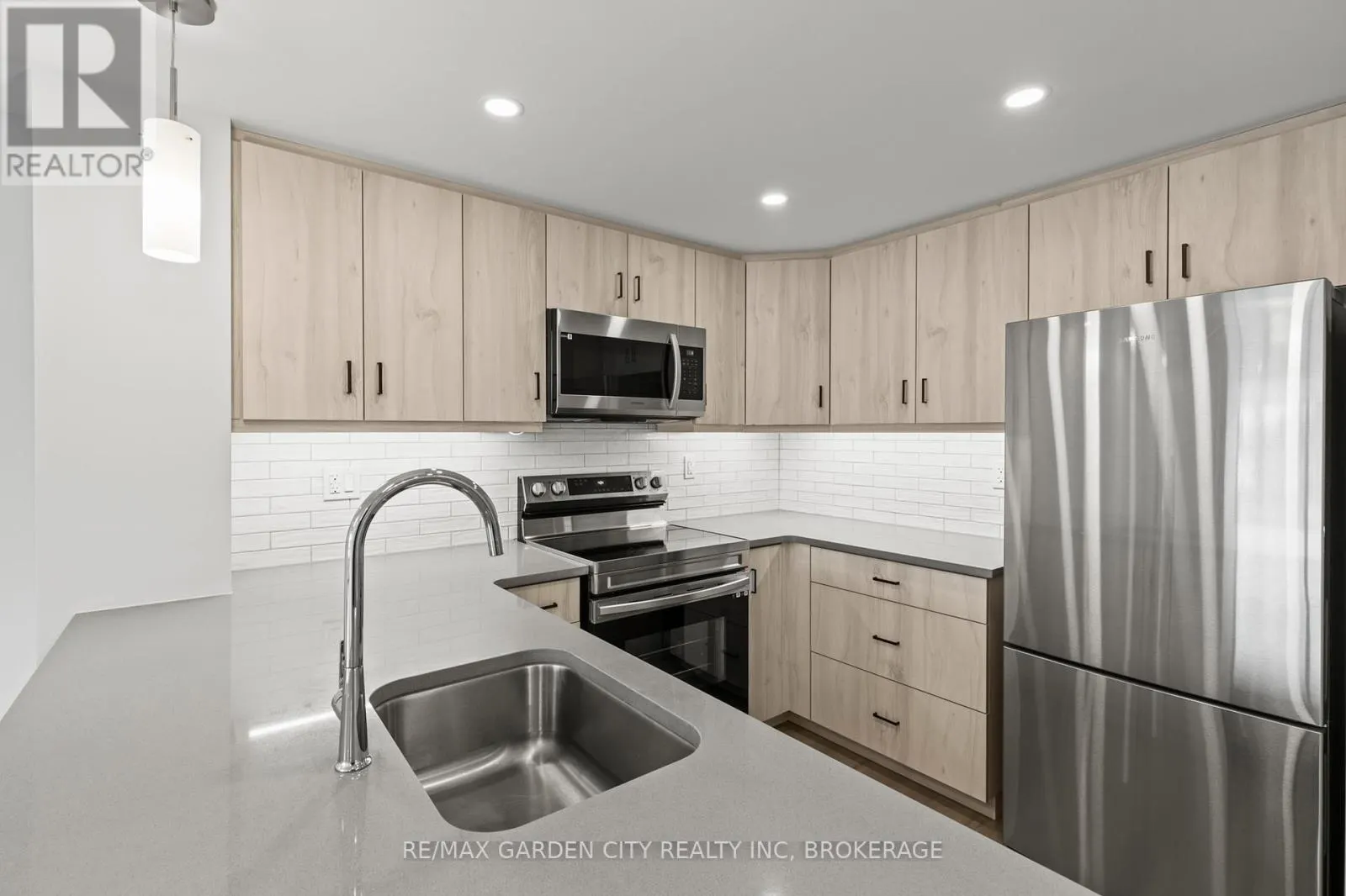 305 - 3998 VICTORIA AVENUE, #305