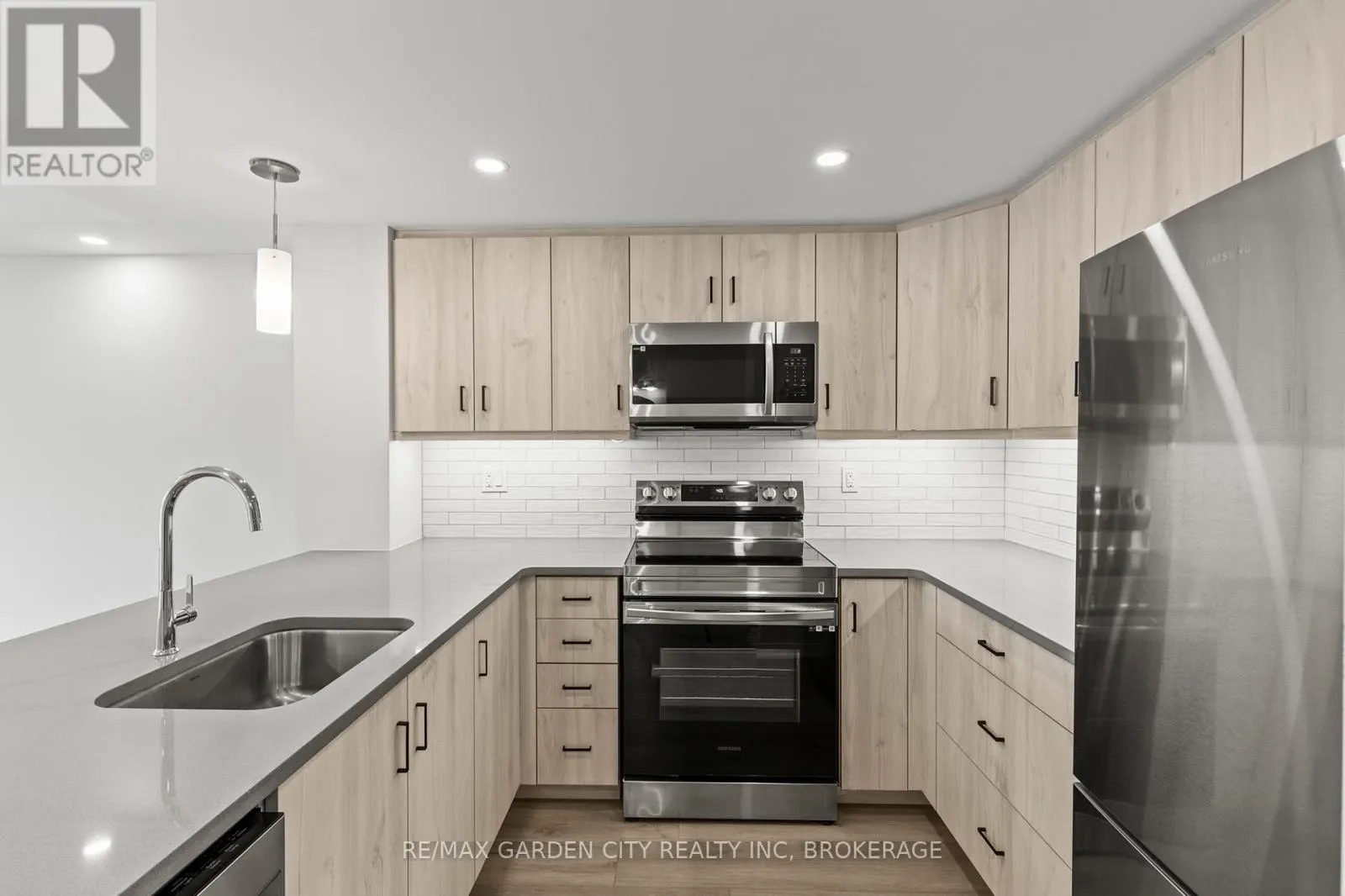 305 - 3998 VICTORIA AVENUE, #305