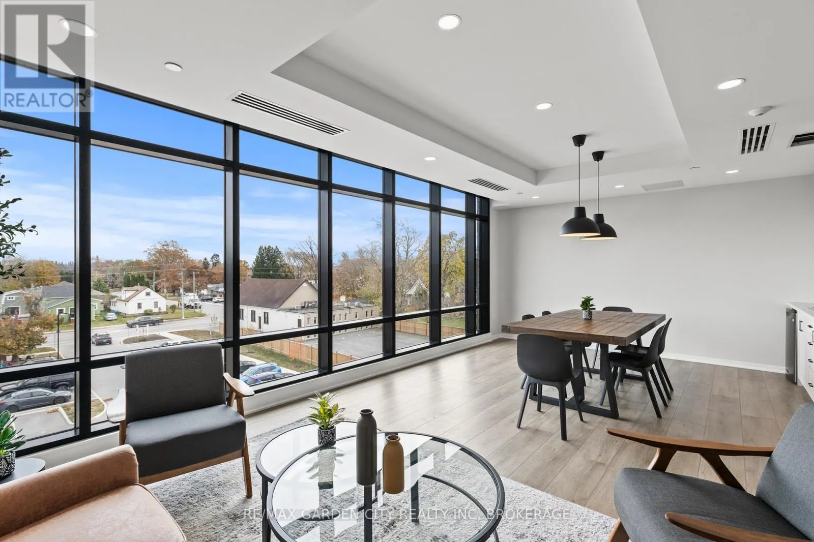 305 - 3998 VICTORIA AVENUE, #305