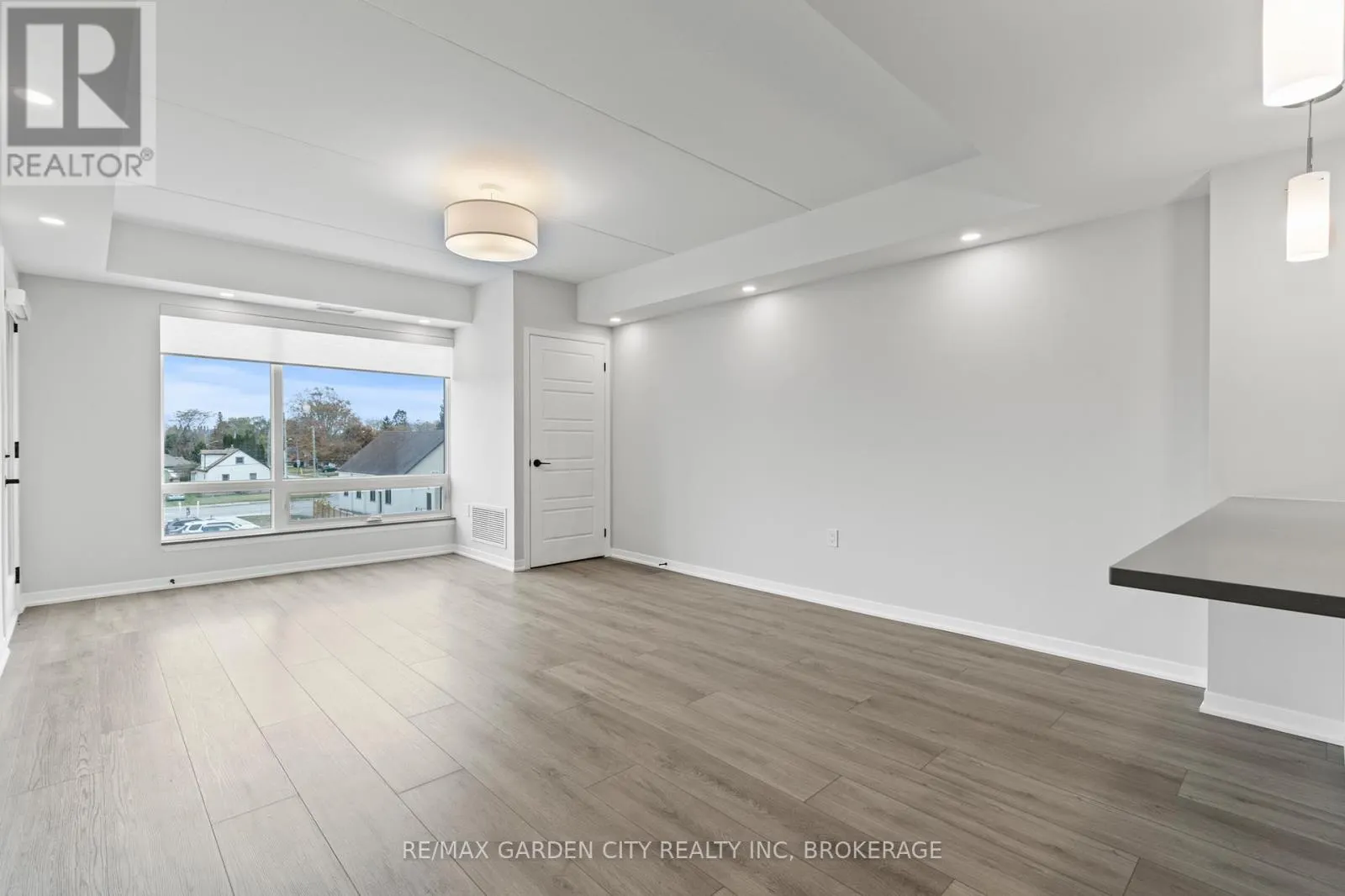 305 - 3998 VICTORIA AVENUE, #305
