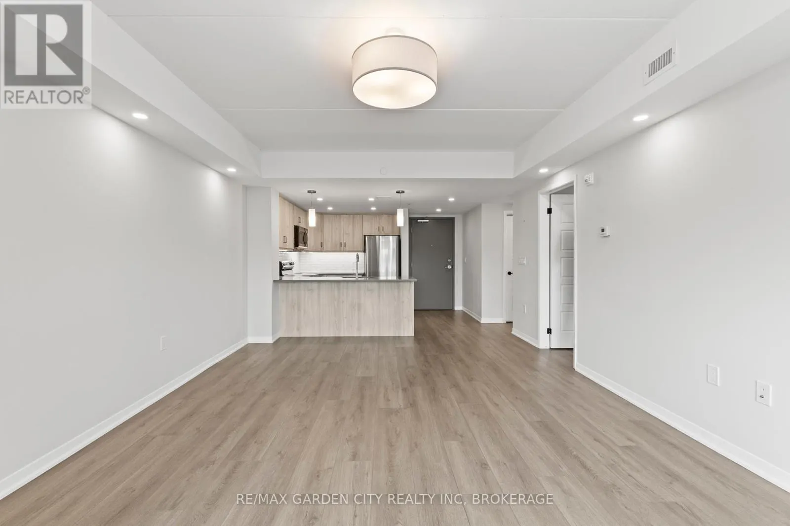 305 - 3998 VICTORIA AVENUE, #305