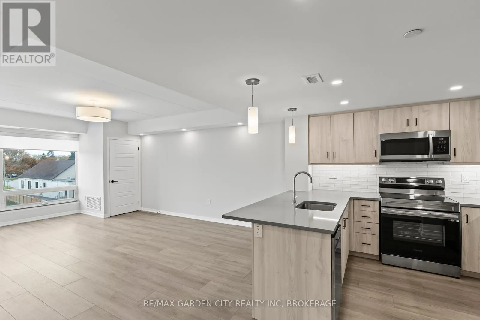 305 - 3998 VICTORIA AVENUE, #305