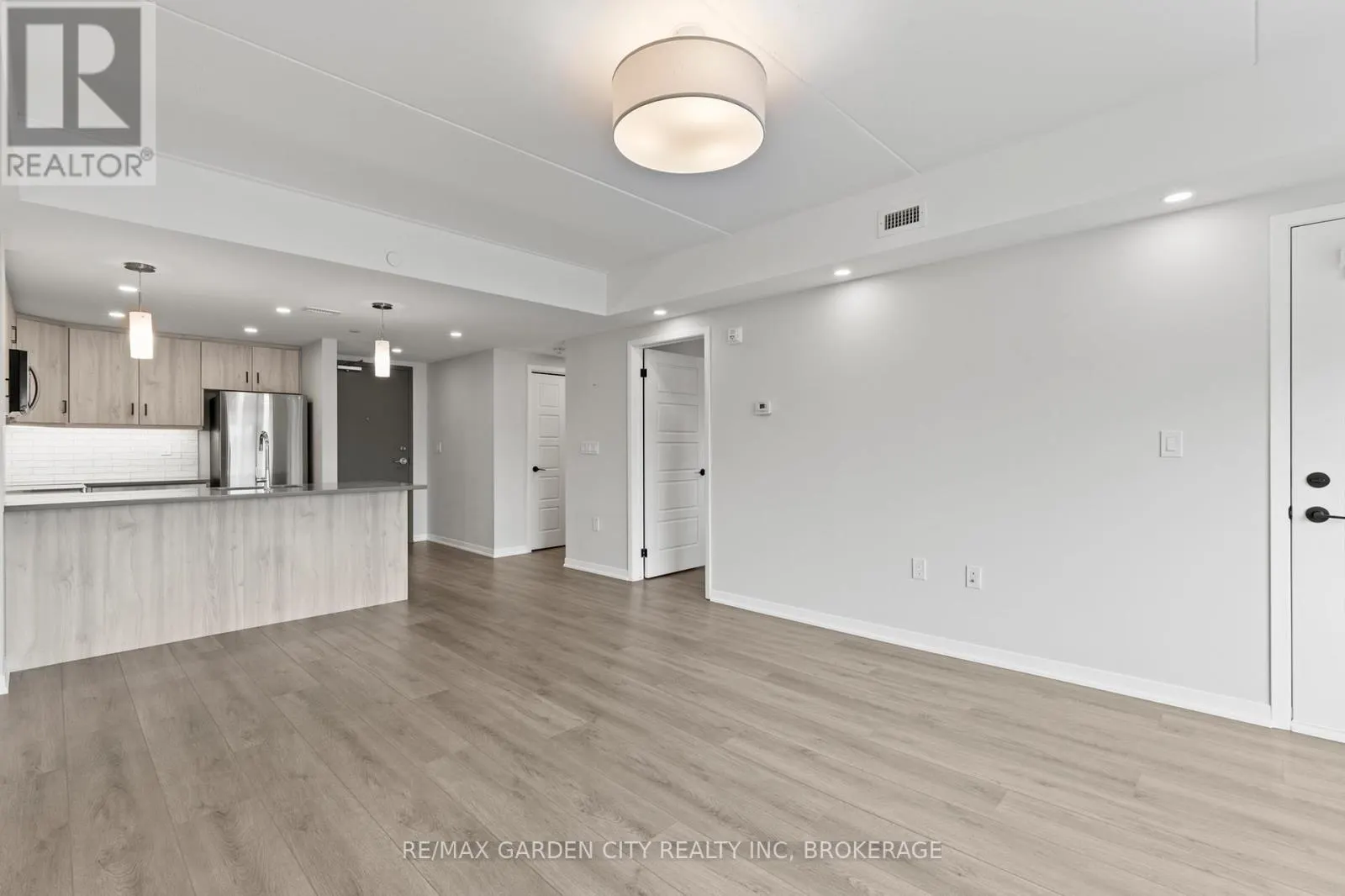 305 - 3998 VICTORIA AVENUE, #305