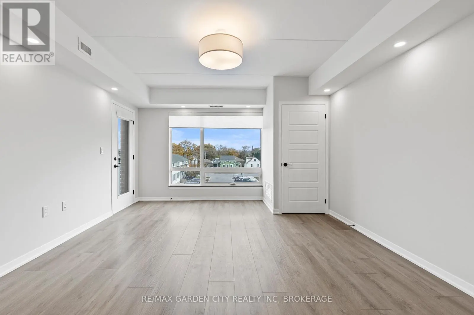 305 - 3998 VICTORIA AVENUE, #305