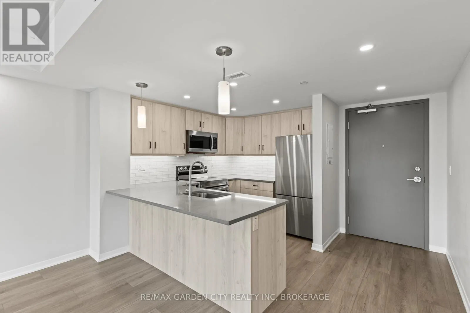 305 - 3998 VICTORIA AVENUE, #305