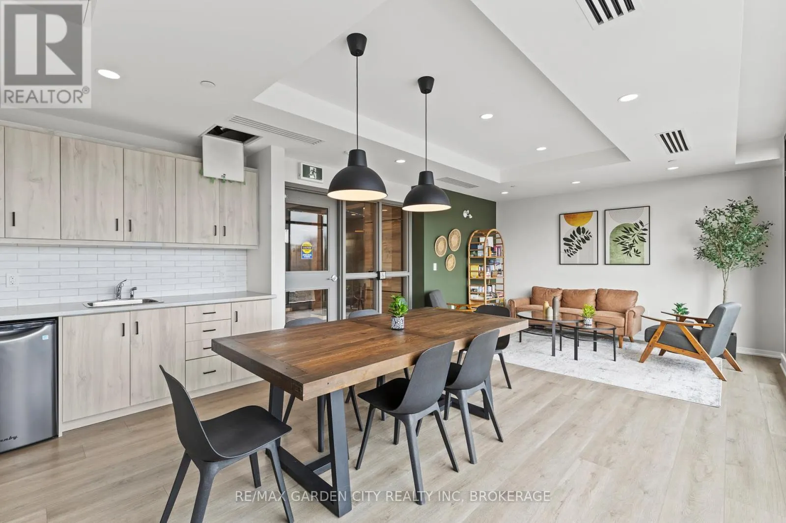 305 - 3998 VICTORIA AVENUE, #305