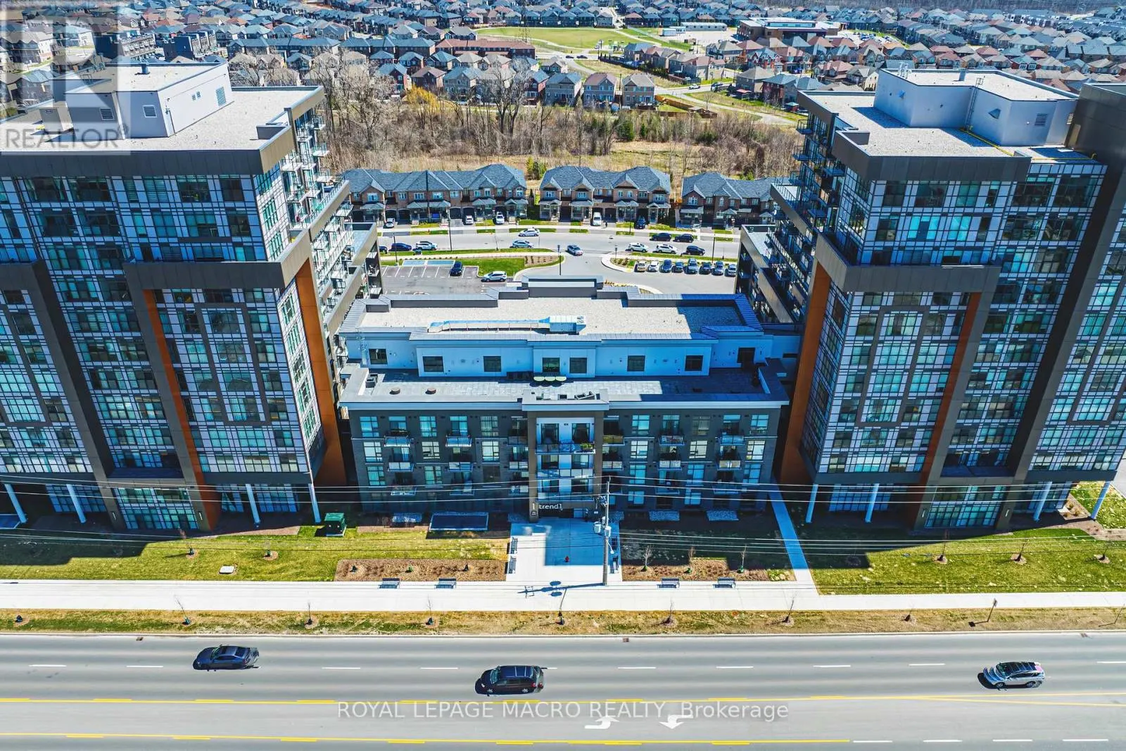 902 - 450 DUNDAS STREET E