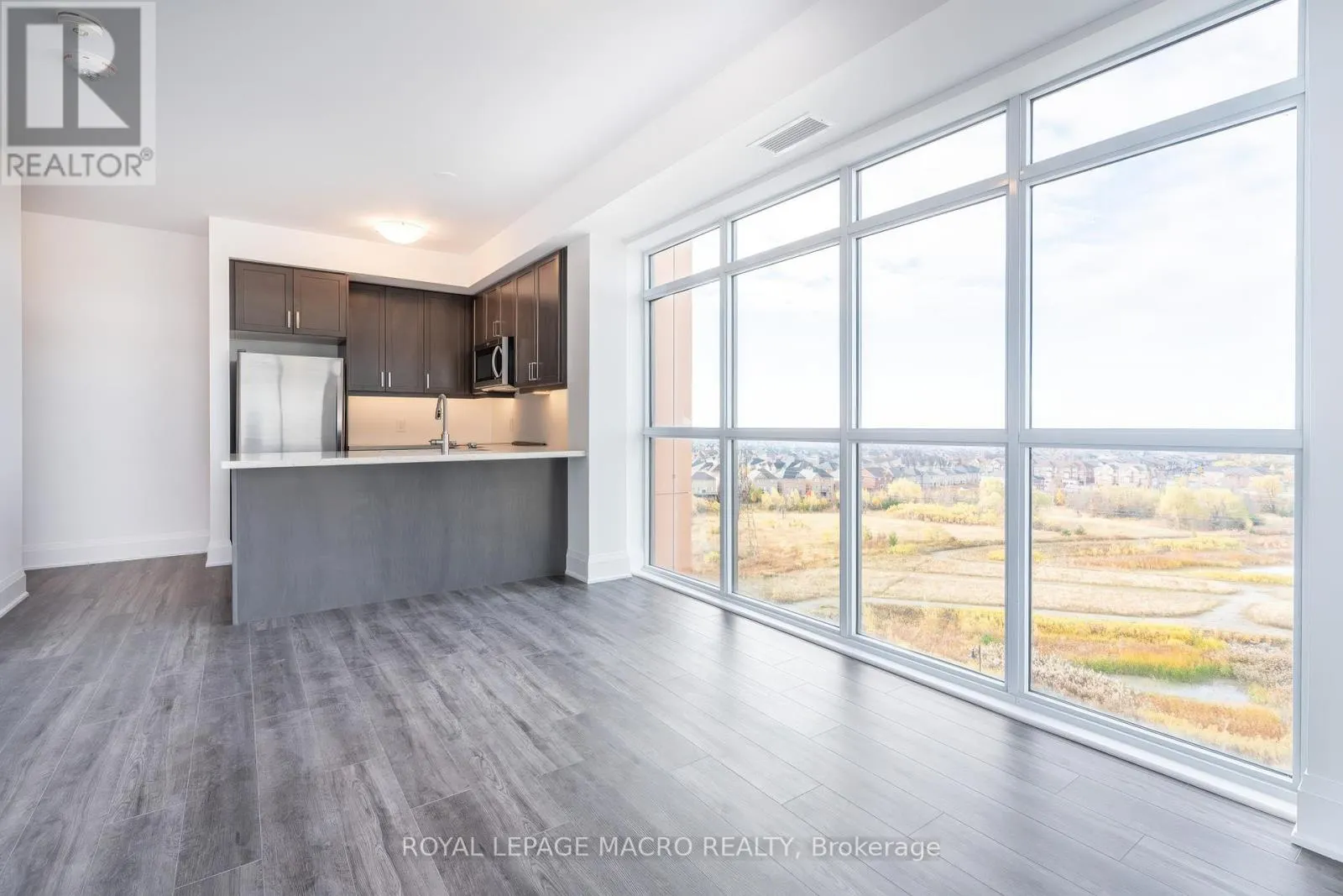 902 - 450 DUNDAS STREET E