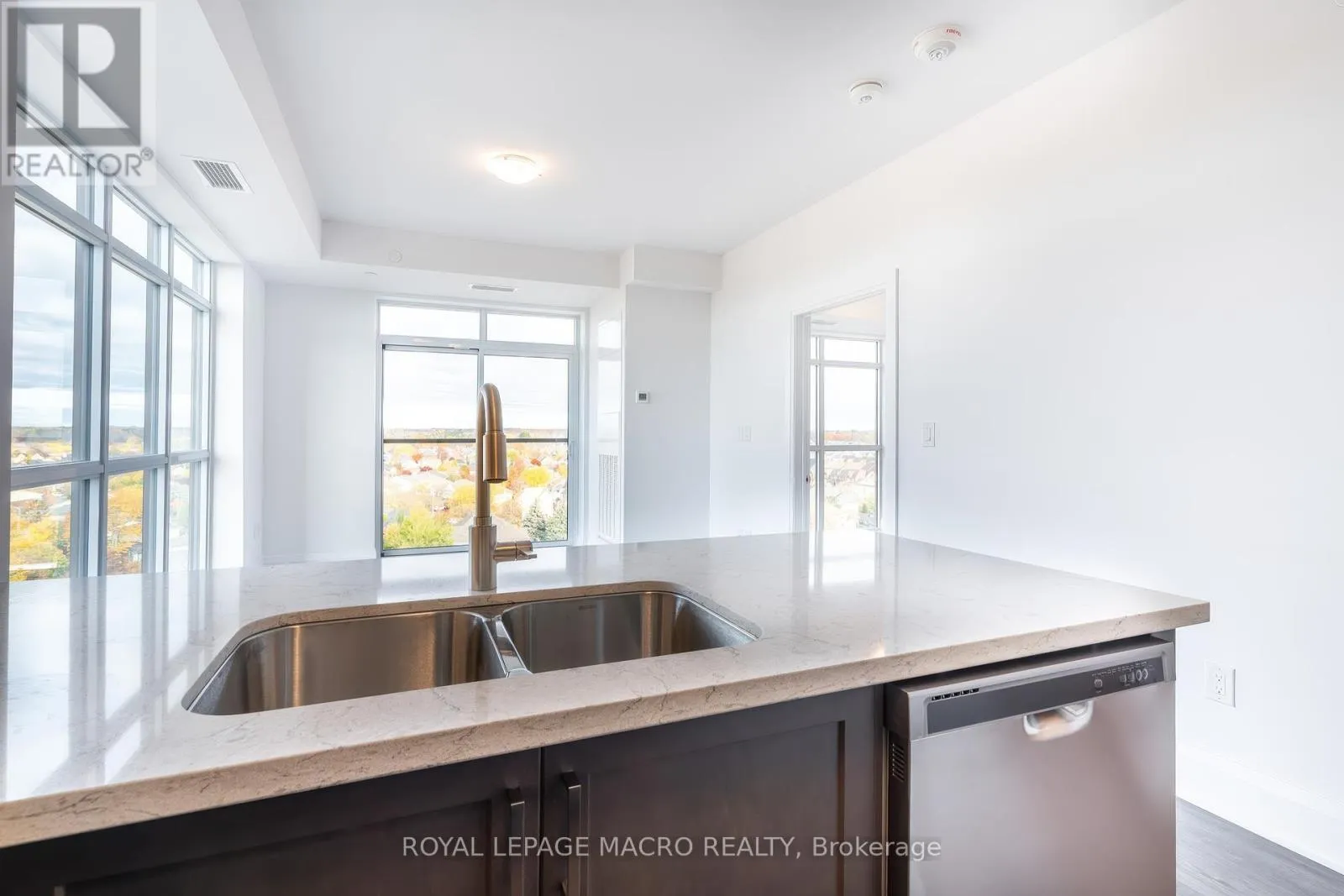 902 - 450 DUNDAS STREET E