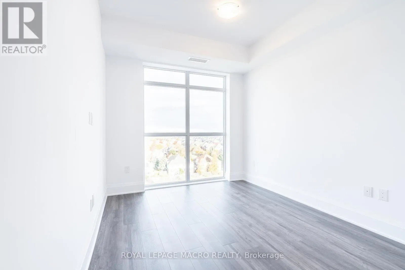 902 - 450 DUNDAS STREET E