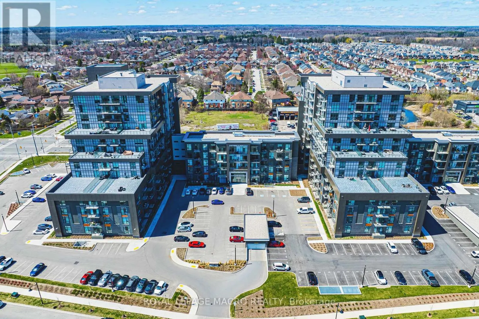 902 - 450 DUNDAS STREET E