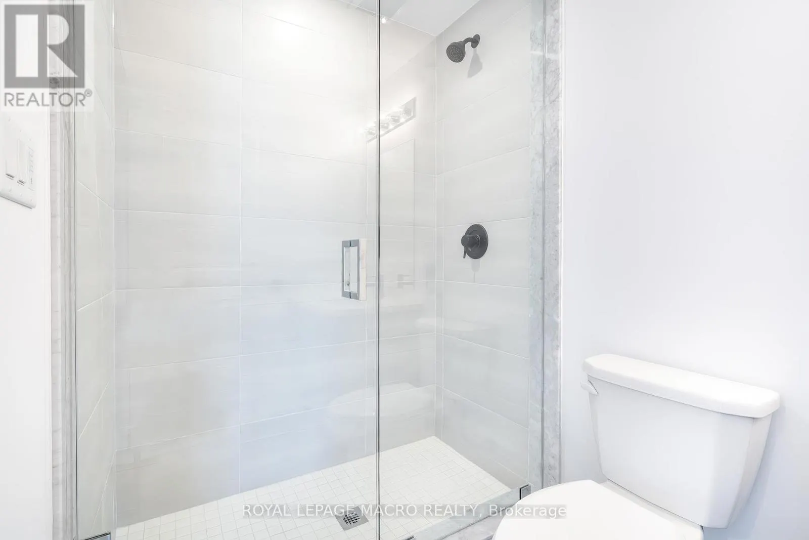 902 - 450 DUNDAS STREET E