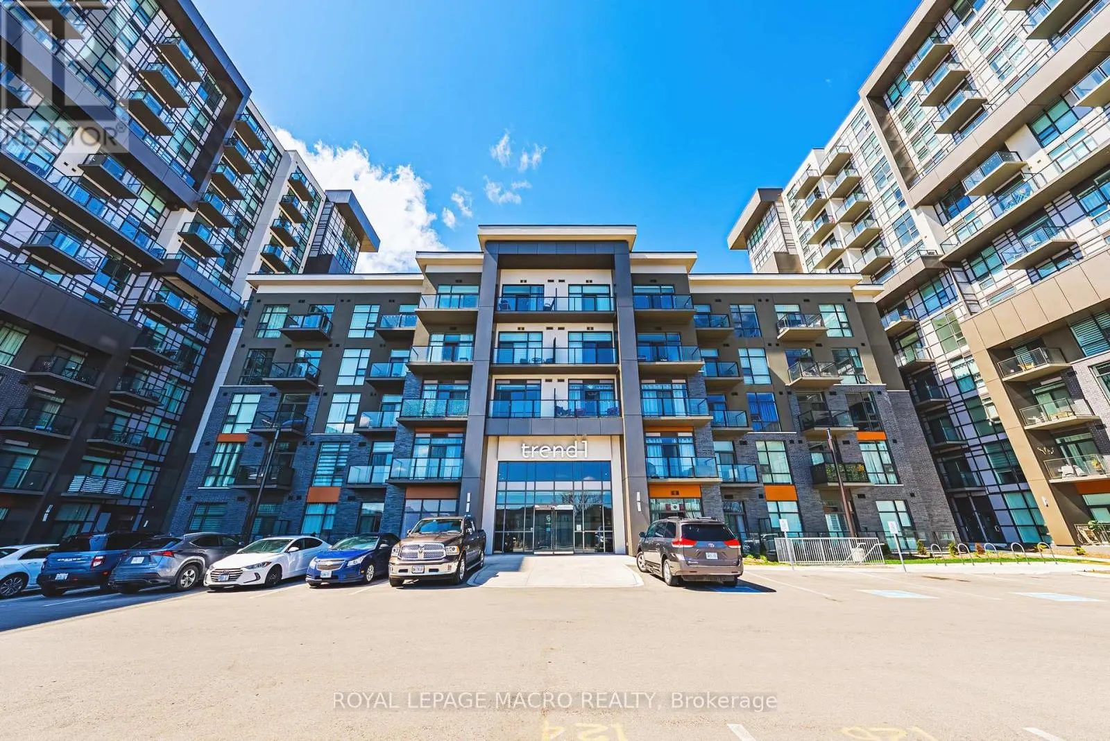 902 - 450 DUNDAS STREET E