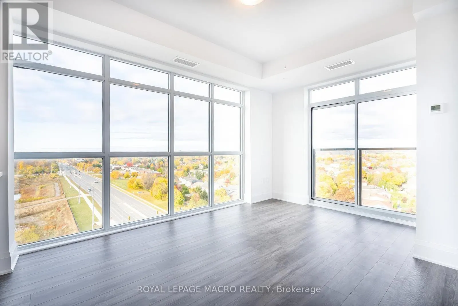 902 - 450 DUNDAS STREET E