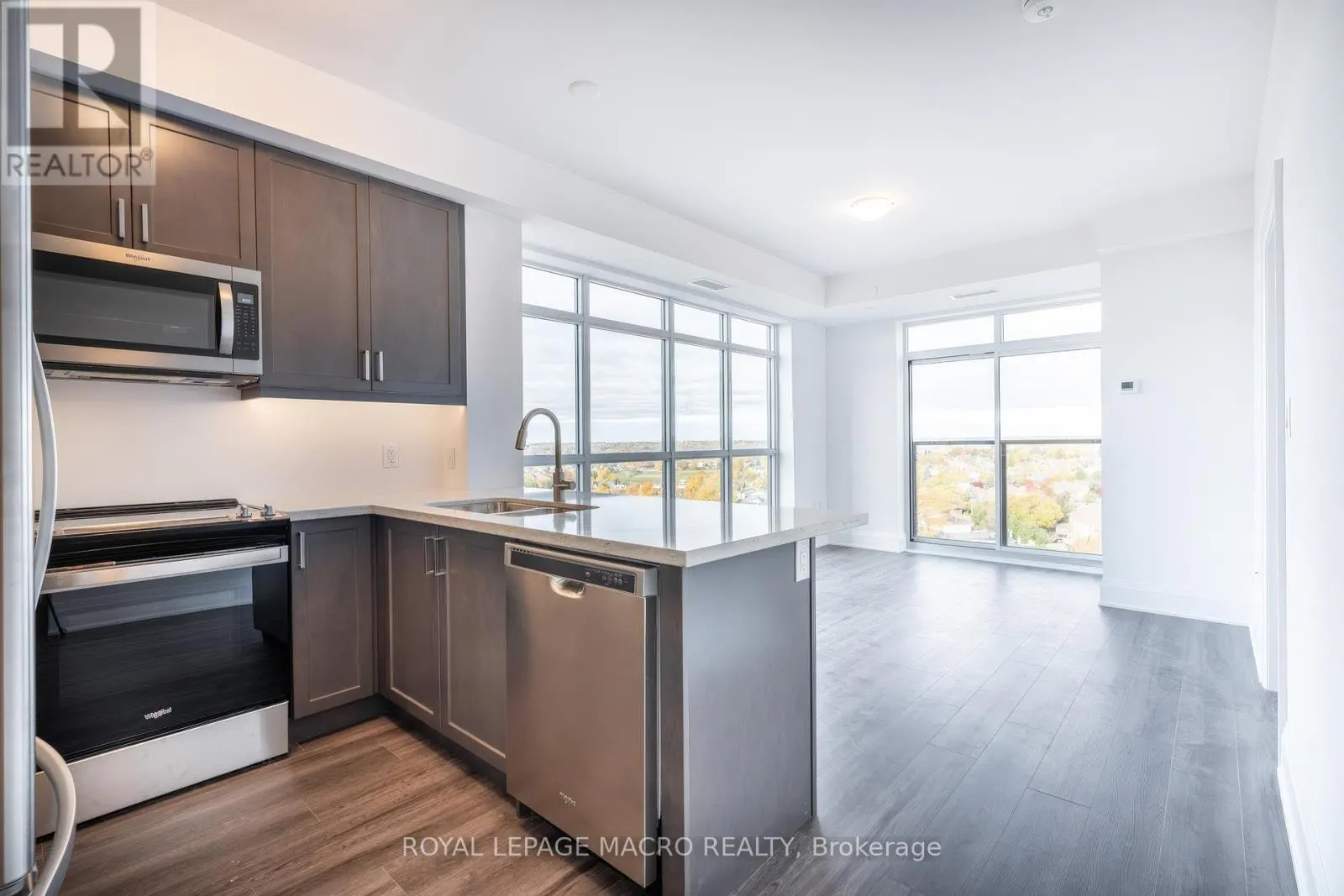 902 - 450 DUNDAS STREET E
