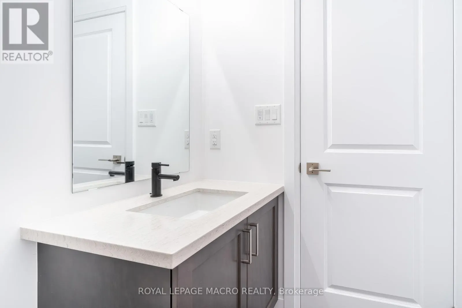 902 - 450 DUNDAS STREET E