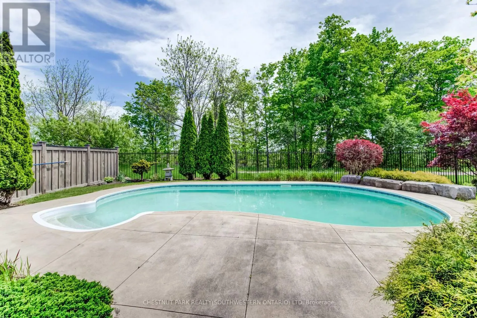 252 EDGEWATER CRESCENT