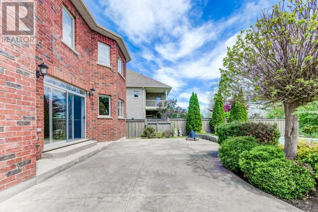 252 EDGEWATER CRESCENT