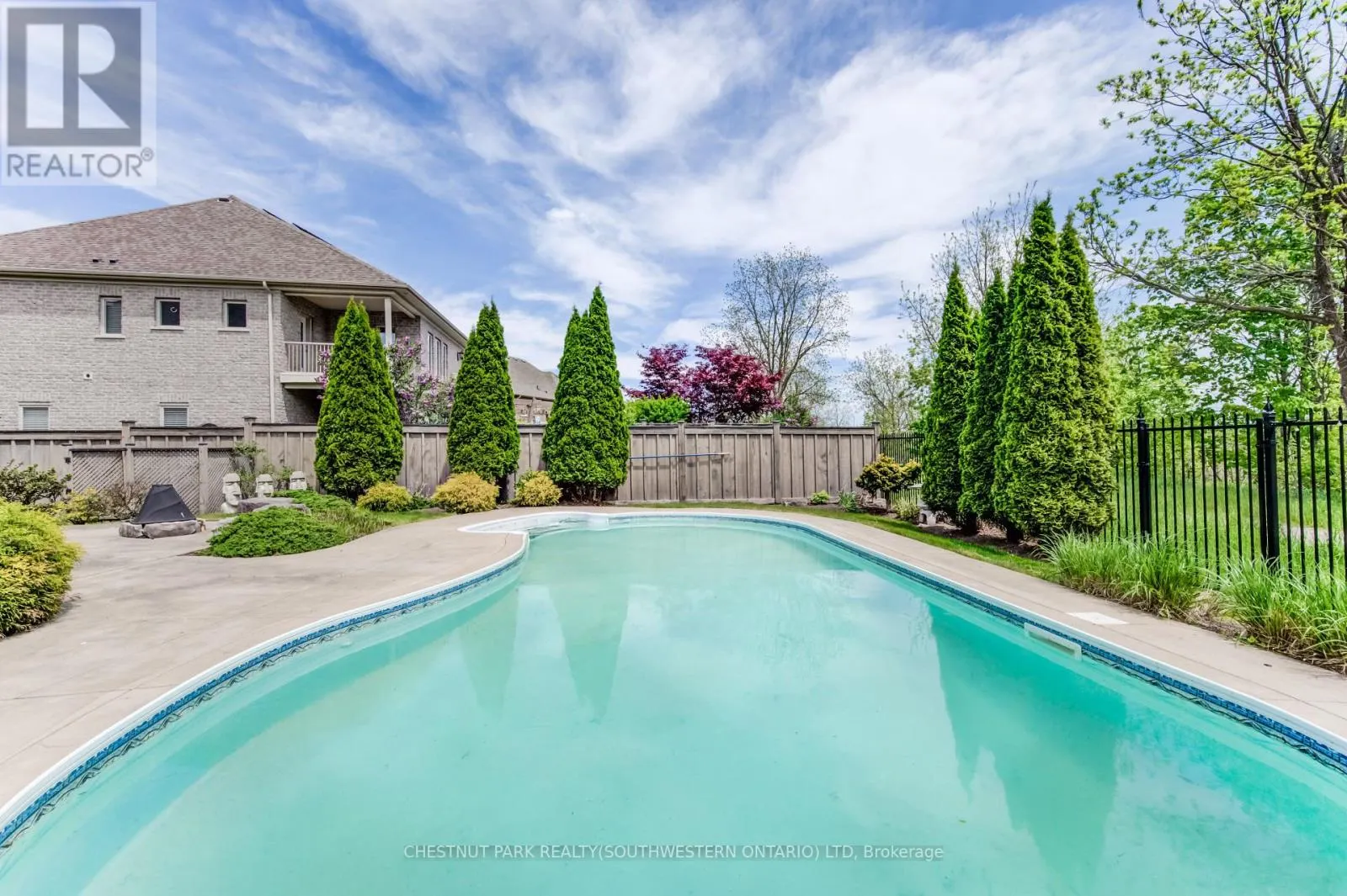 252 EDGEWATER CRESCENT