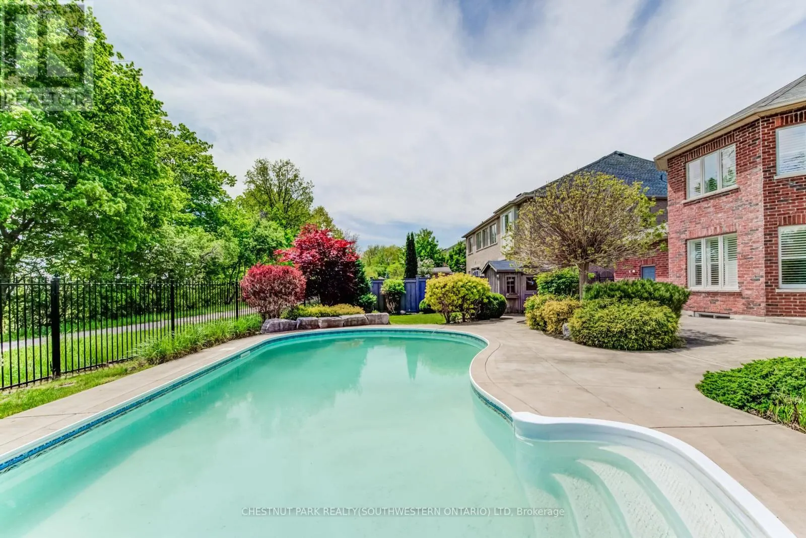 252 EDGEWATER CRESCENT