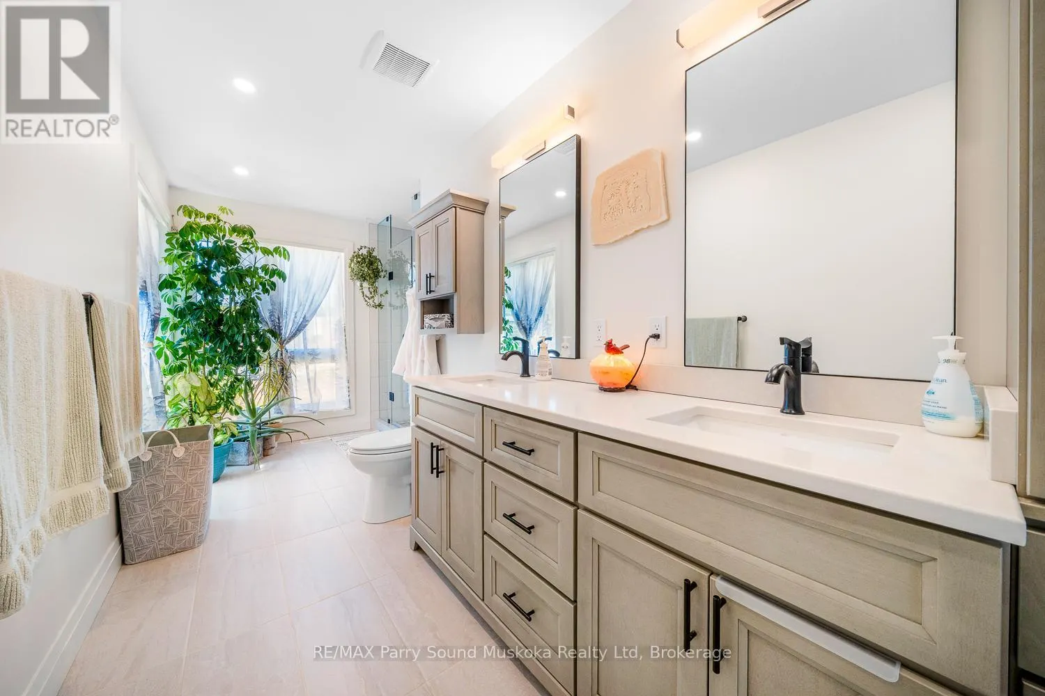 44 DENNIS DRIVE