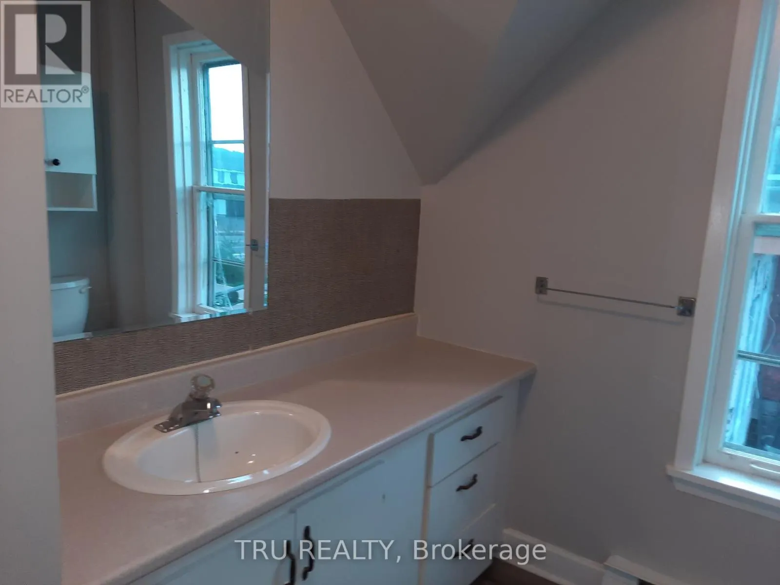 33 LAKESHORE DRIVE